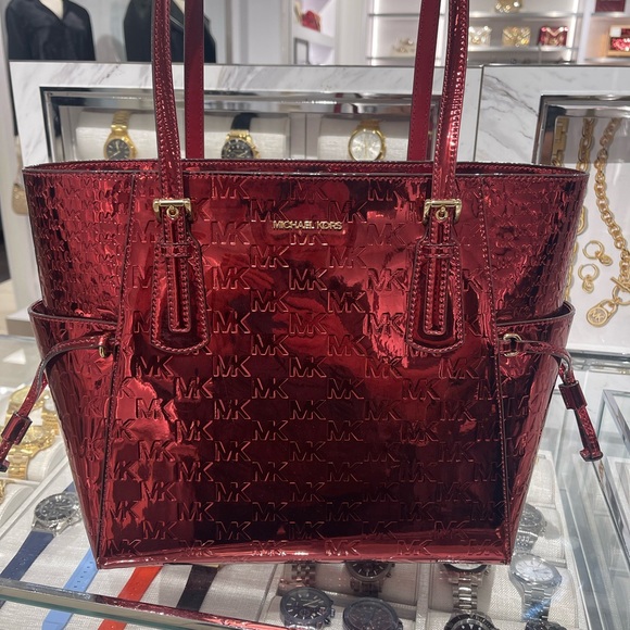 MICHAEL KORS Voyager Lg Metallic Logo Debossed EW Shoulder Tote Bag
Cherry
NWT - Picture 9 of 16